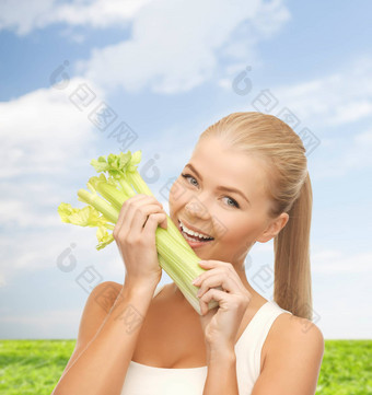 女人咬一块芹菜绿色沙拉