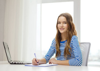 微笑十几岁的女孩移动PC电脑笔记本
