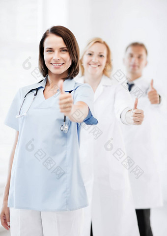 团队医生显示拇指