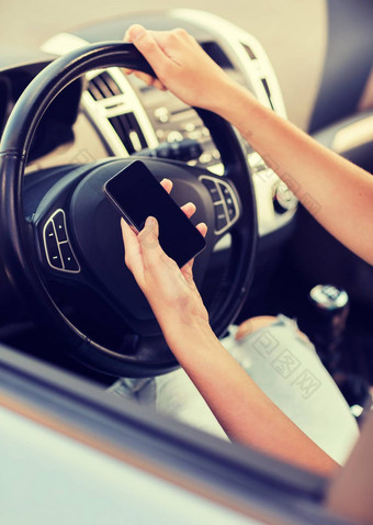 女人电话开车车