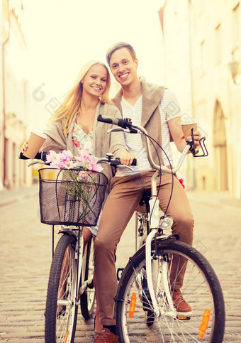 夫妇自行车城市