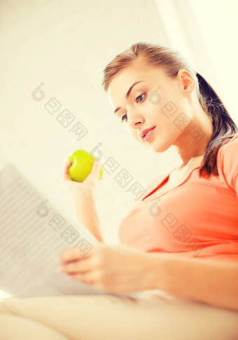 女人绿色苹果阅读报纸首页