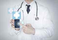 医生持有智能手机医疗应用程序
