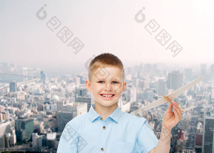 微笑男孩持有木飞机模型