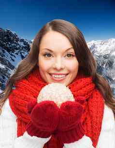 微笑女人冬天衣服雪球
