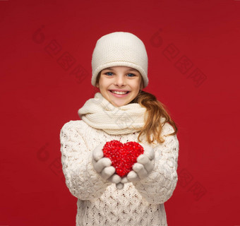 女孩冬天衣服小红色的心