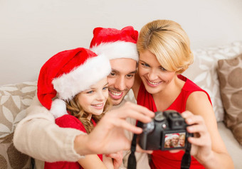 微笑家庭圣诞老人助手帽子采取图片
