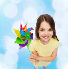 微笑孩子色彩斑斓的风车玩具