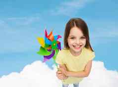 微笑孩子色彩斑斓的风车玩具