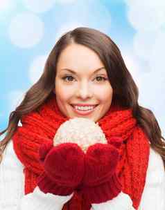 微笑女人冬天衣服雪球