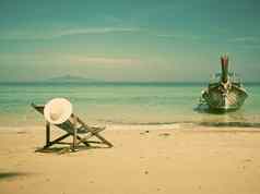 异国情调的海滩假期背景海滩椅子长尾巴