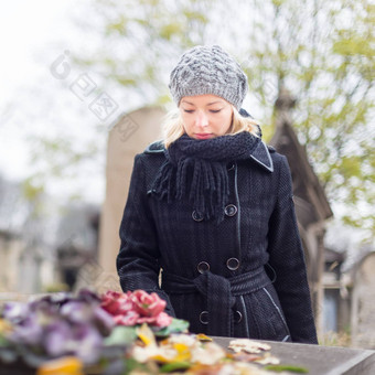 孤独的女人参观亲戚坟墓