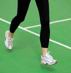 女人运动员跑步者脚运行绿色运行跟踪健身锻炼健康概念
