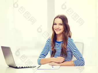 微笑十几岁的女孩移动PC电脑笔记本