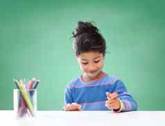 快乐学校女孩画着色铅笔