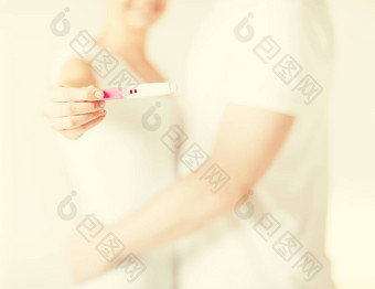女人男人。手怀孕测试