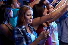 女人智能手机发短信消息音乐会