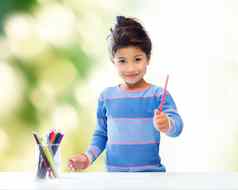 快乐女孩画着色铅笔