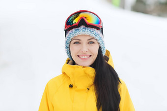 快乐年轻的女人<strong>滑雪护目镜</strong>在户外