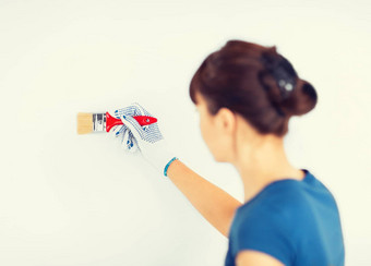 女人画笔着色墙