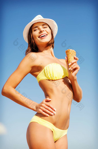女孩<strong>比基尼</strong>吃冰奶油海滩