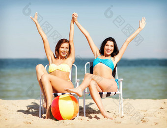 女孩日光浴海滩椅子