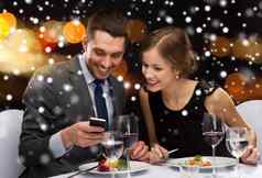 微笑夫妇智能手机餐厅