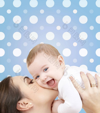 笑婴儿玩妈妈。