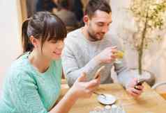 微笑夫妇智能手机喝茶
