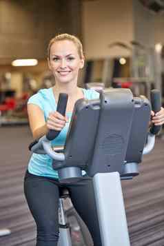 微笑女人锻炼锻炼自行车健身房