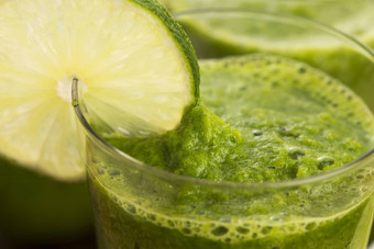 健康的绿色喝蔬菜汁