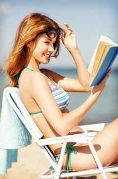 女孩阅读书海滩椅子