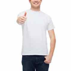 微笑男人。白色t恤显示拇指