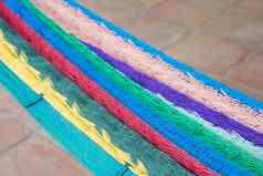 色彩斑斓的墨西哥吊床瓷砖地板上