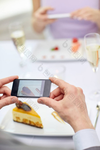关闭夫妇智能手机餐厅