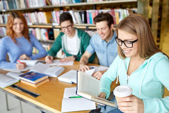学生阅读喝咖啡图书馆