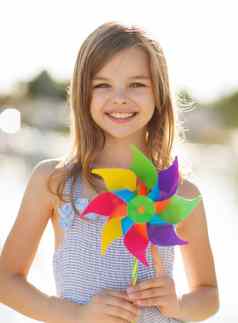 快乐女孩色彩斑斓的纸风车玩具