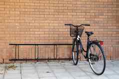 自行车砖墙