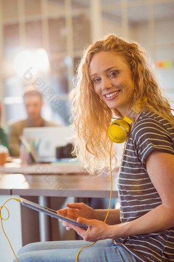 微笑年轻的女人数字平板电脑