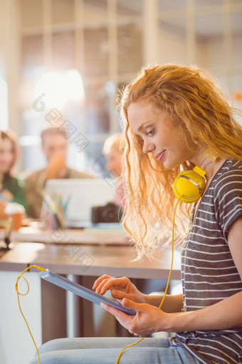 微笑年轻的女人数字平板电脑