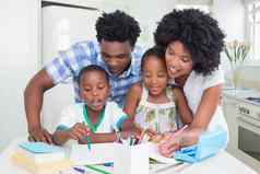 快乐父母帮助孩子们家庭作业