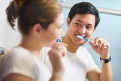 夫妇牙刷男人。女人洗牙齿
