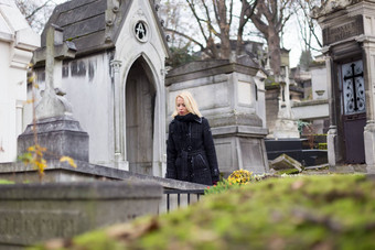 孤独的女人参观亲戚坟墓