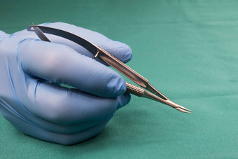 外科医生持有微外科手术工具
