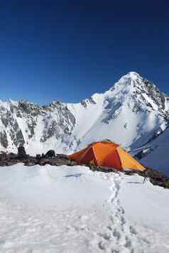 橙色红色的帐篷冰川高山