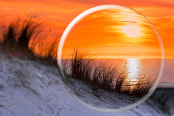 玻璃球反映橙色日落