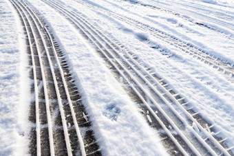 车轮胎跟踪雪