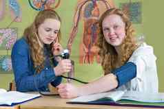 荷兰十几岁的女孩测量血压力生物学