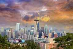 西雅图城市景观狂风暴雨的天空