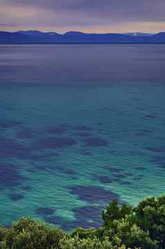深蓝色的透明的海景观